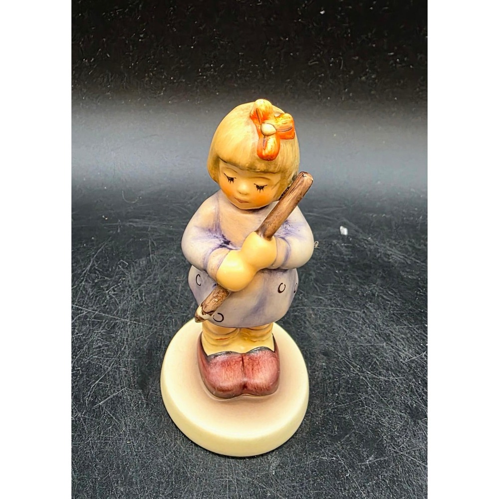 Goebel Hummel Sharpest Student Figurine 2087/B Exclusive Edition 2000/2001 Girl